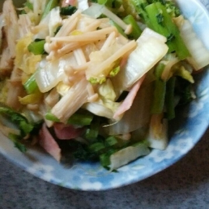 白菜と大根葉とエノキタケのベーコン炒め